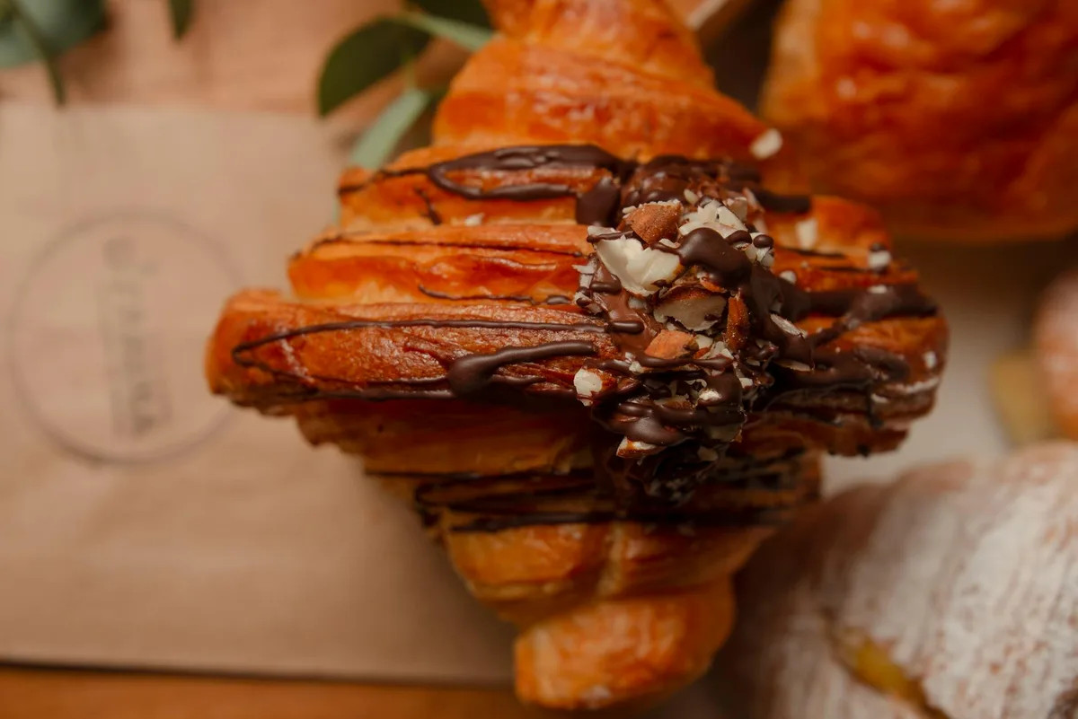 Croissant aux amandes nappé de chocolat, pâtisserie gourmet