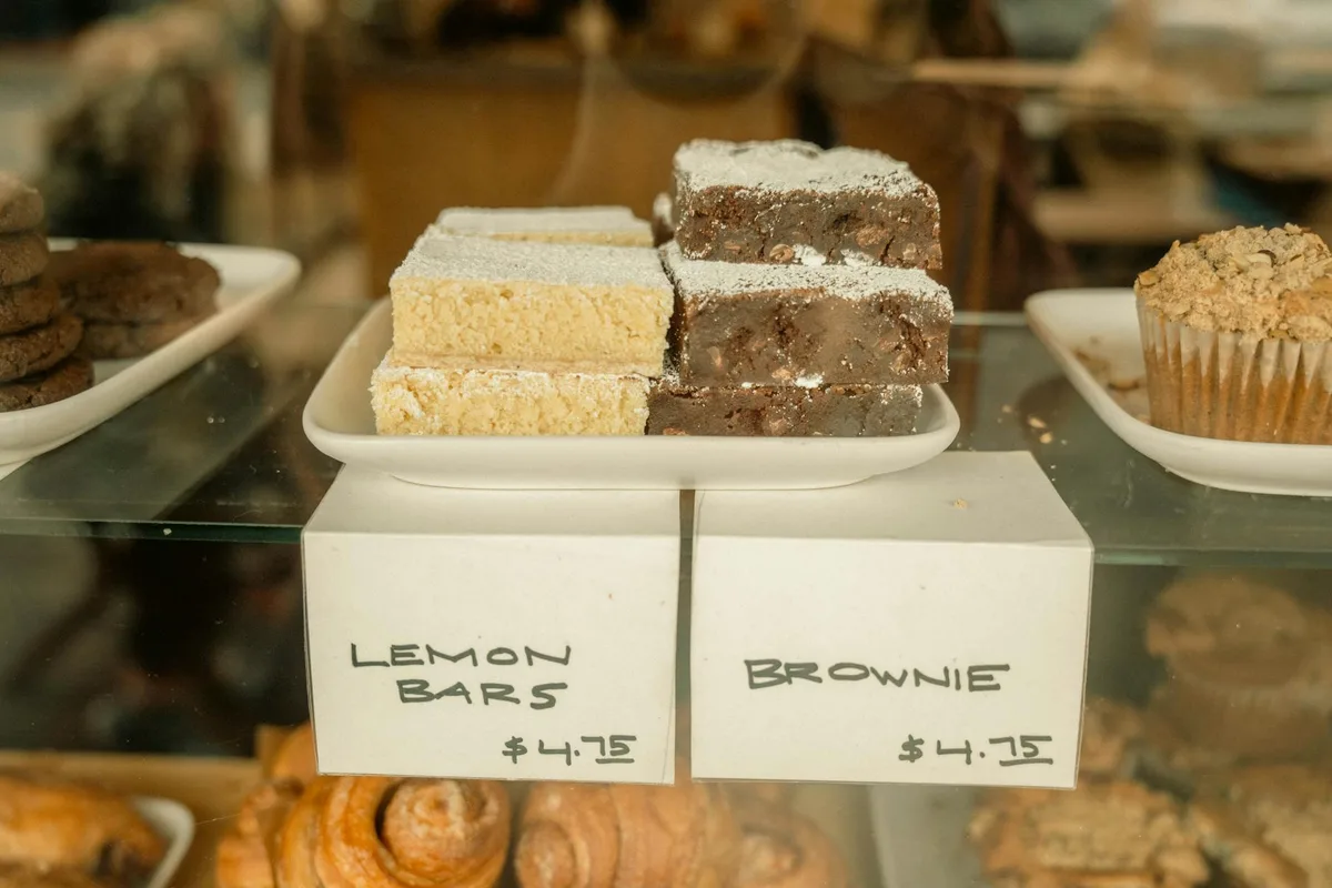 Lemon bar e brownies in pasticceria con cartellini dei prezzi