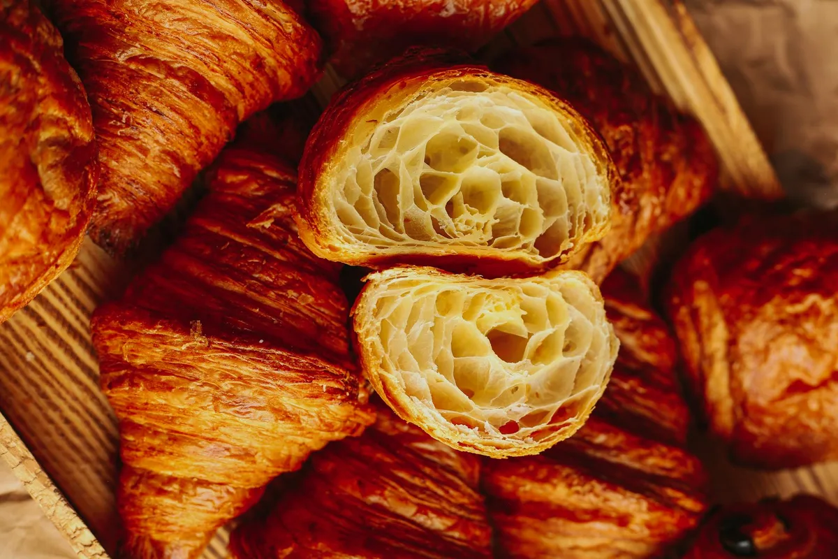 Croissants fraîchement cuits, dorés et feuilletés, petit-déjeuner ou brunch