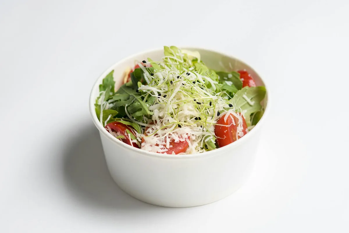 가든 샐러드: 체리 토마토와 그레이티드 치즈