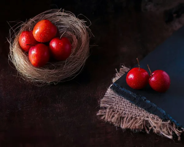 Ciliegie rosse succose con gocce d'acqua su superficie rustica, palette di colori