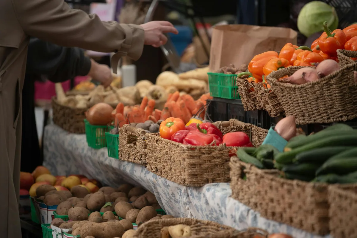 Verdure fresche al mercato contadino di Toronto con colori vivaci e prodotti locali