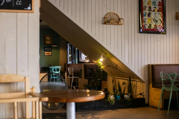 Einladendes Café-Interieur mit Holzdekor und leeren Sitzplätzen