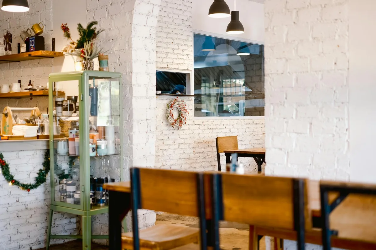 Ruhiges modernes Café-Interieur mit rustikalem Dekor und festlichem Kranz