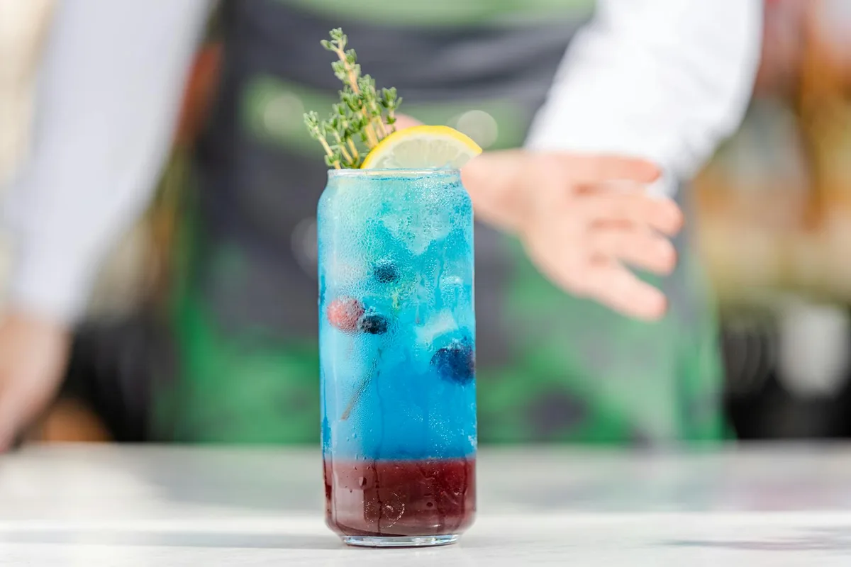 Erfrischender blauer Cocktail mit Zitrone und Beeren für Dubai-Nachtleben