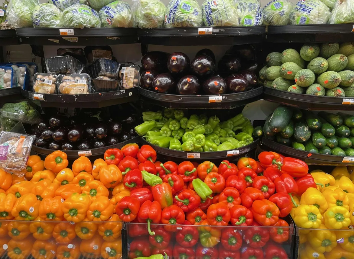 Poivrons et légumes vifs en étalage dans une épicerie locale.
