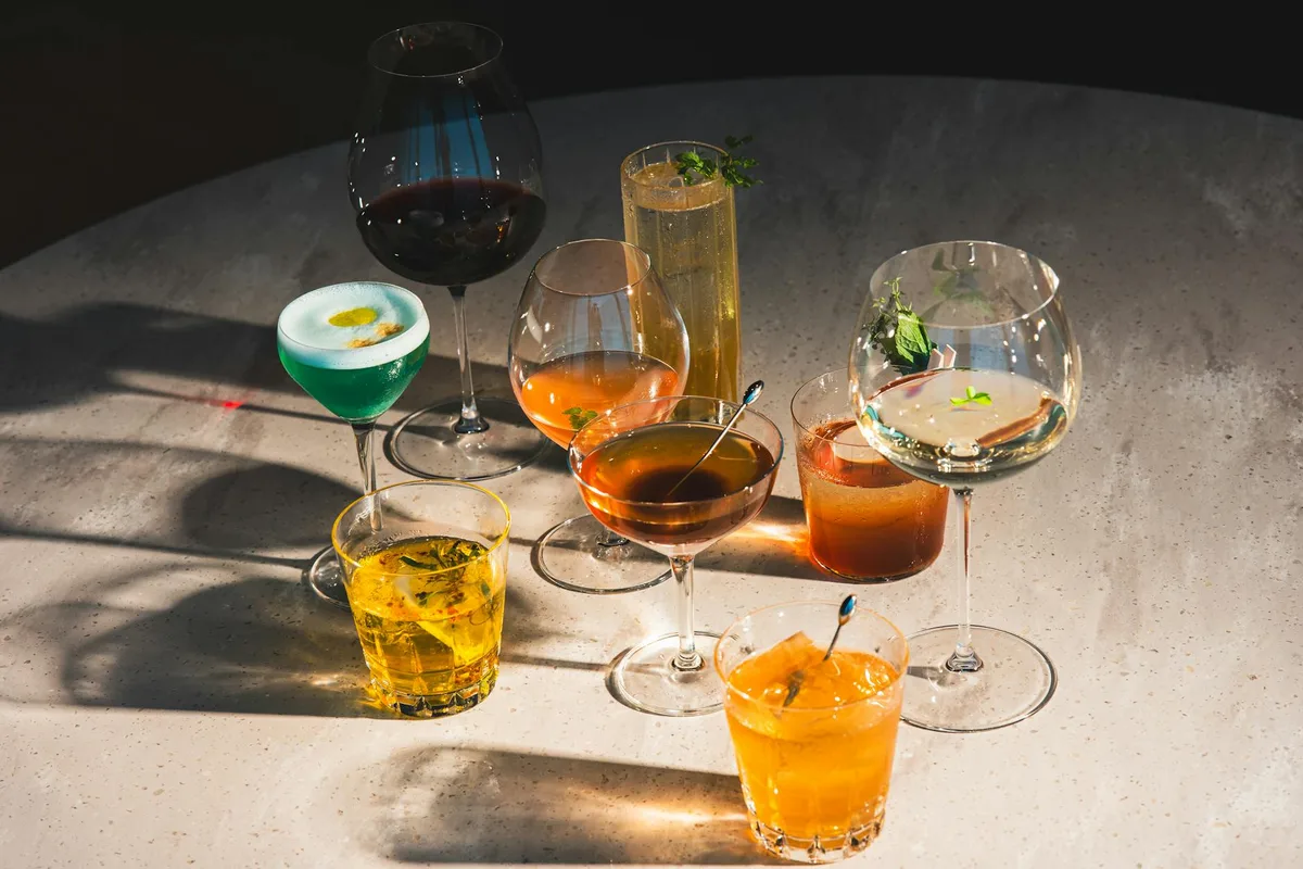 바 테이블 위 다양한 칵테일과 컬러풀 가니시