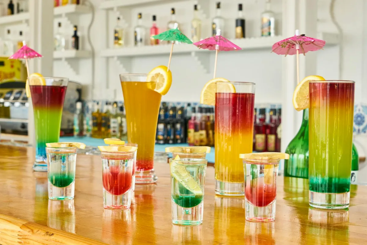Lebhafte Cocktails mit Zitronenscheiben auf einer Bartheke – Sommer-Vibe