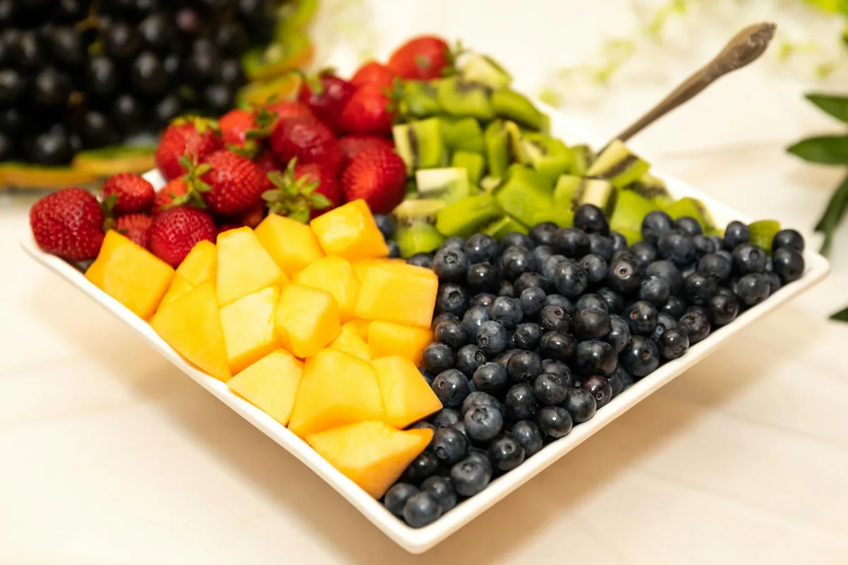딸기, 블루베리, 키위, 멜론이 담긴 생동감 넘치는 신선 과일 플래터