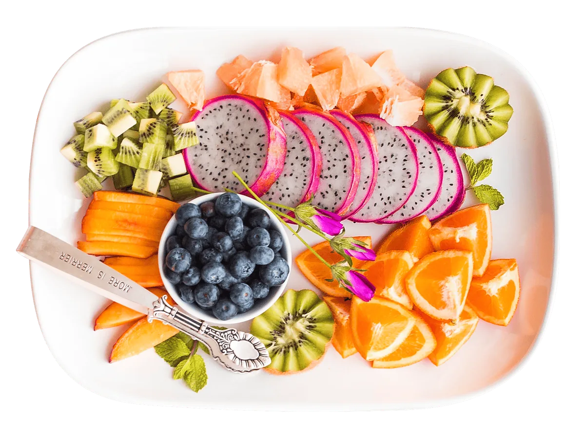 Lebhafter tropischer Obstteller mit Drachenfrucht von oben fotografiert