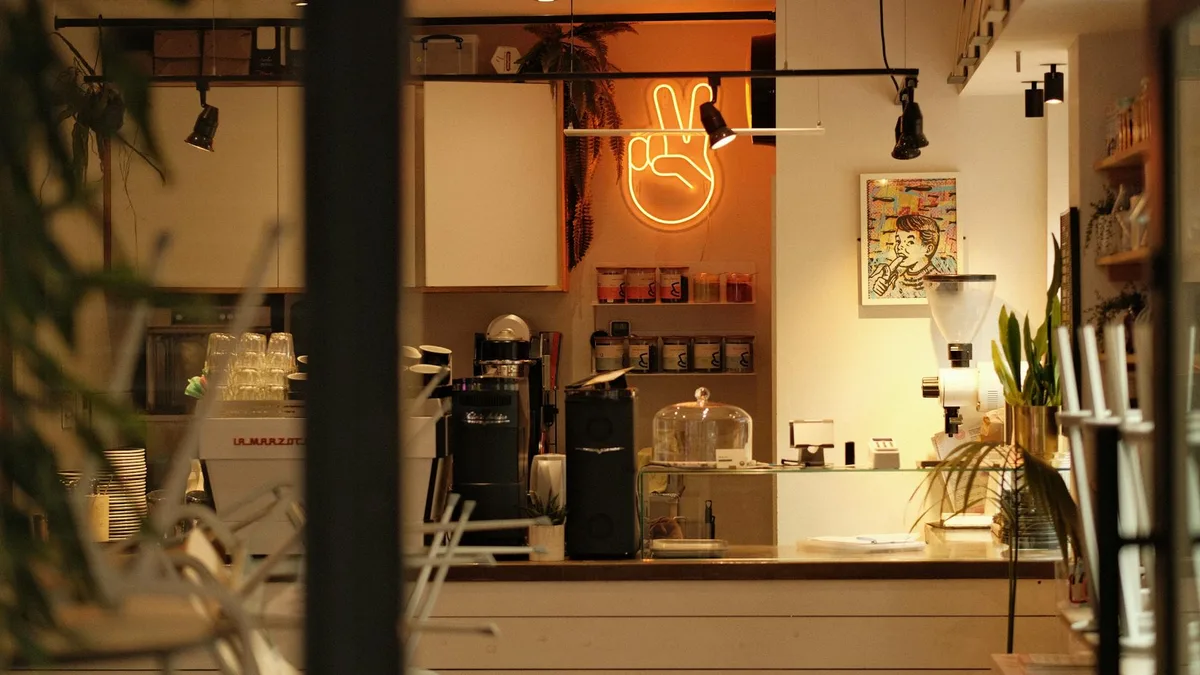 Ambiance chaleureuse dans un café moderne avec éclairage néon peace