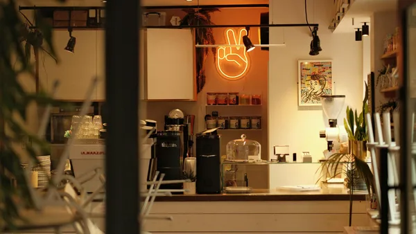 Caffè moderno con insegna neon a forma di pace