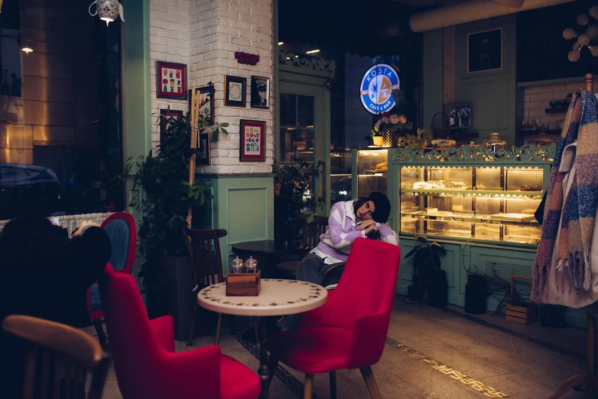 Einladendes Café-Interieur mit entspannten Gästen und gemütlicher Atmosphäre