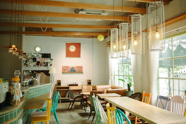 Café-Interieur mit Vintage-Möbeln und Dekor für gemütlichen Kaffeegenuss
