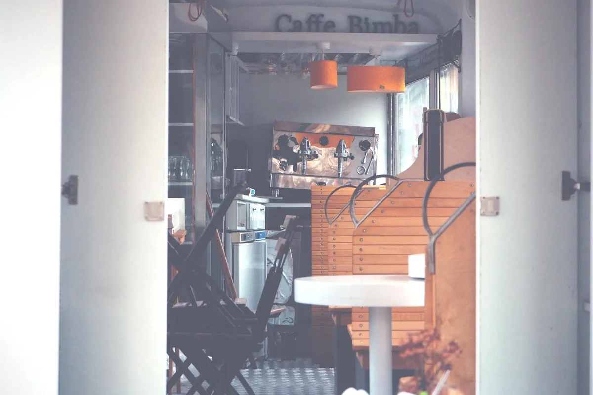 Interno accogliente del Caffe Bimba con mobili in legno e illuminazione soffusa