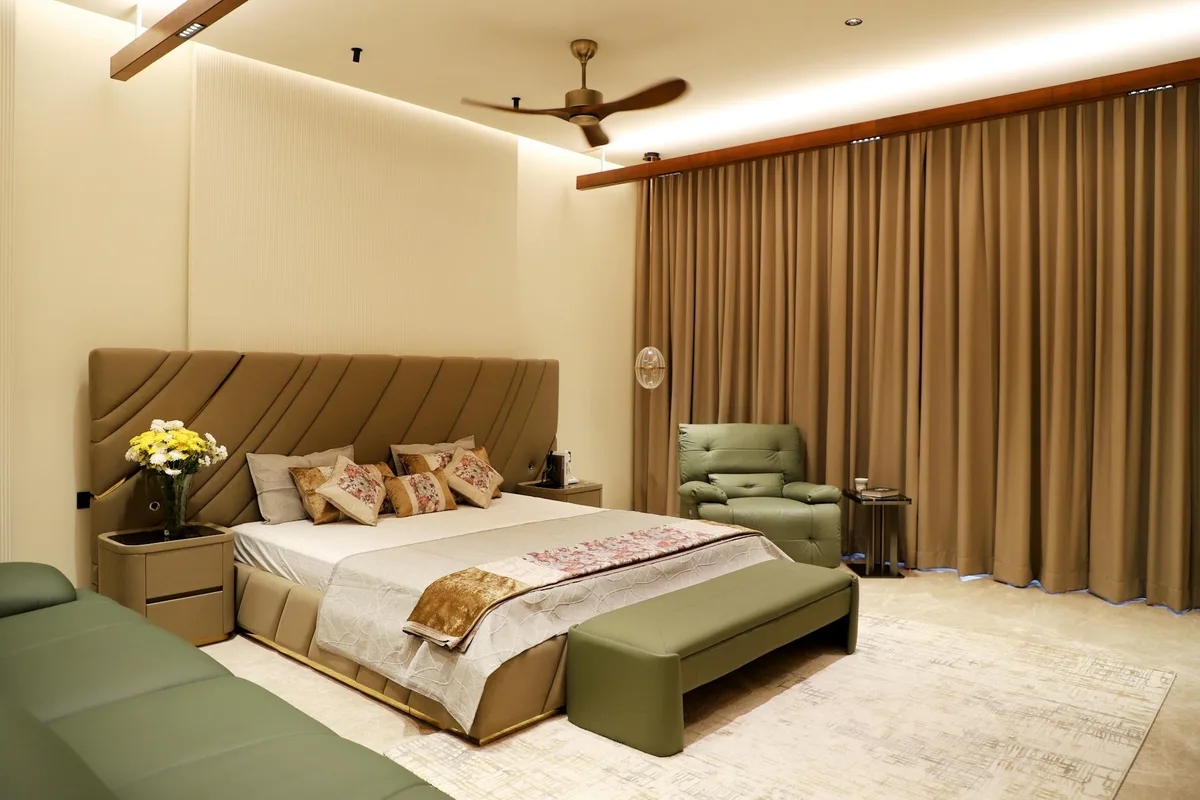 Dormitorio moderno acogedor con decoración elegante e iluminación suave