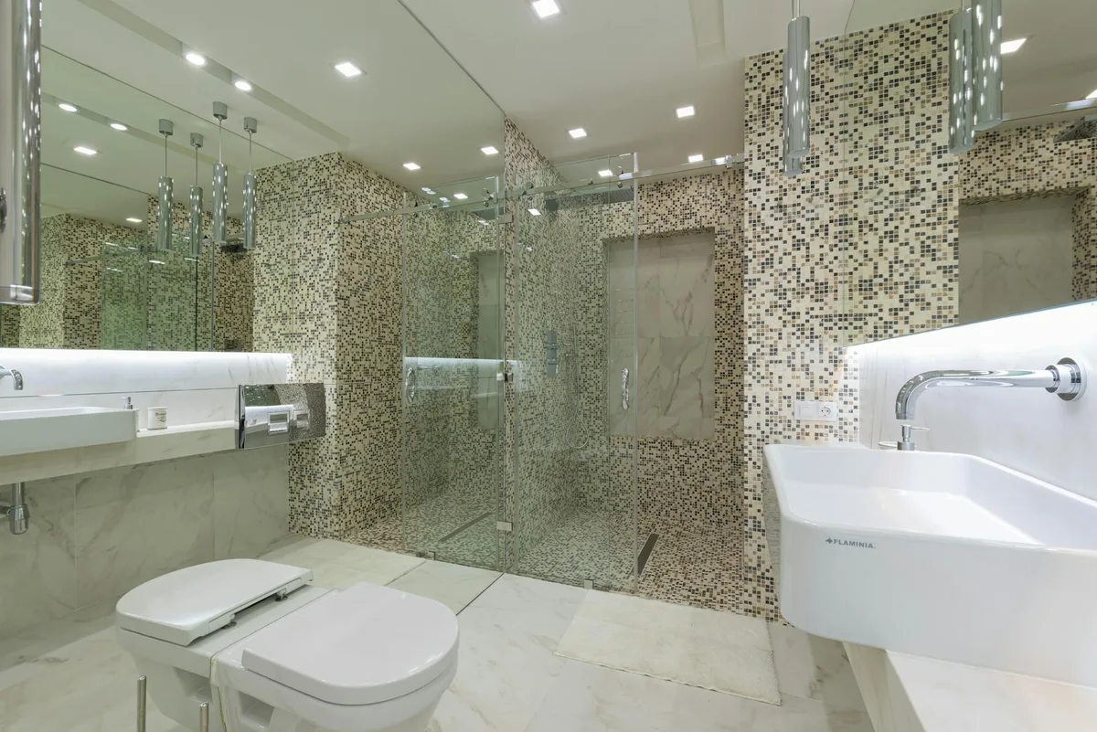 Bagno moderno con piastrelle a mosaico e doccia in vetro