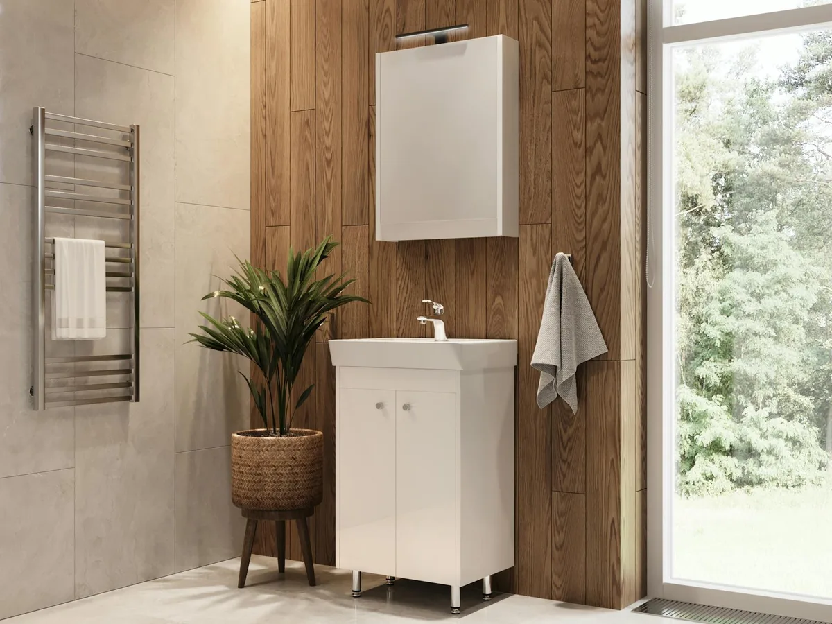 ダークオリーブグリーン基調の木と植物のある明るいバスルーム