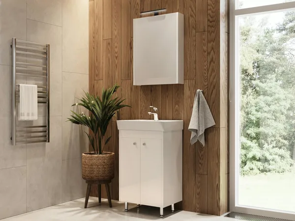 Helles Badezimmer mit Holz-Akzentwand, Pflanze und großem Fenster