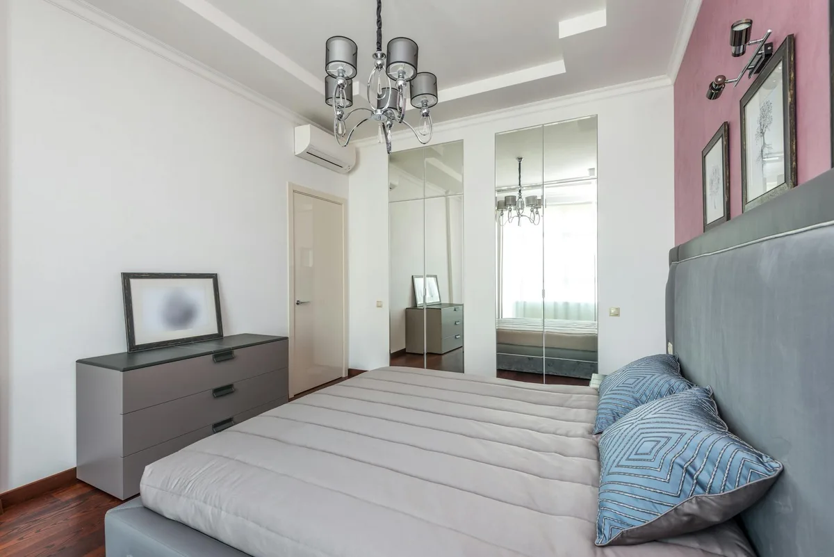 스타일리시한 데코와 미러 옷장이 있는 모던 침실