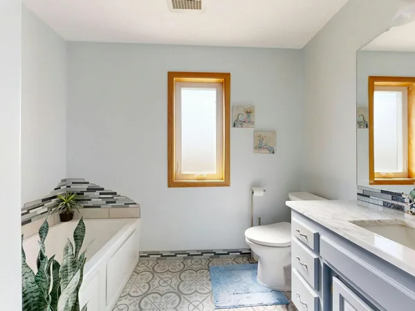 Helles modernes Badezimmer mit Badewanne, Oberlicht und eleganter Dekoration