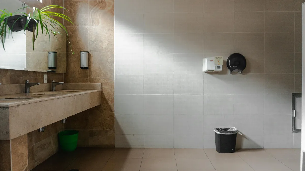 Bagno pubblico pulito e spazioso con lavandini, Messico