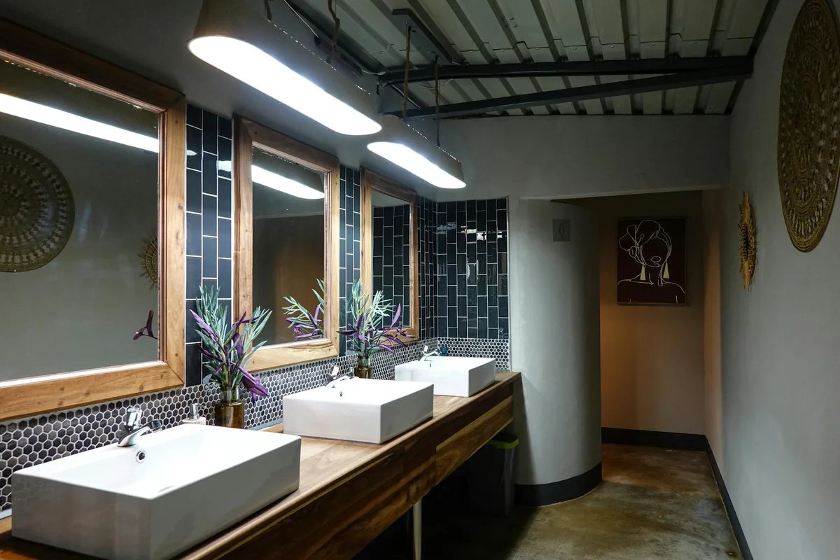 Bagno moderno con lavabi eleganti, specchi ed elementi decorativi