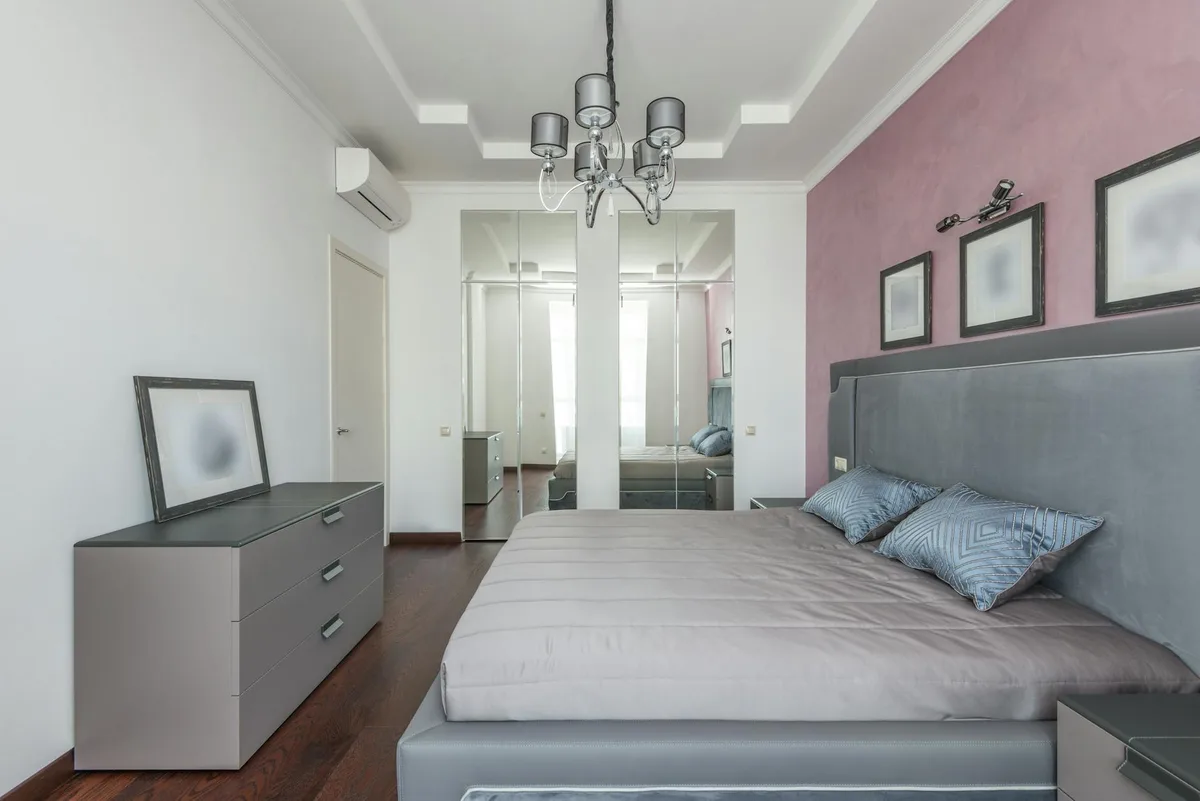 Modernes Schlafzimmer mit Kingsize-Bett und eleganter Dekoration für luxuriöses Gefühl