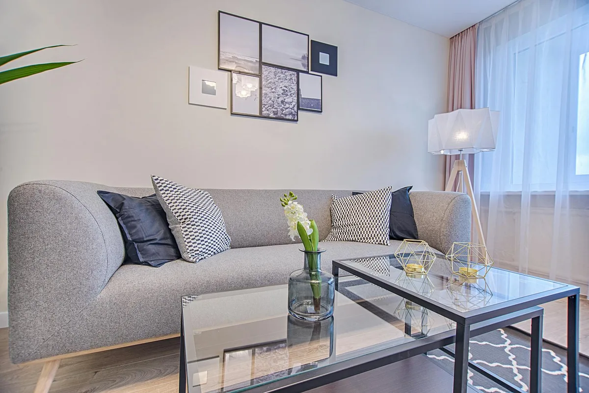 모던한 거실, 그레이 소파, 기하학적 장식, 액자