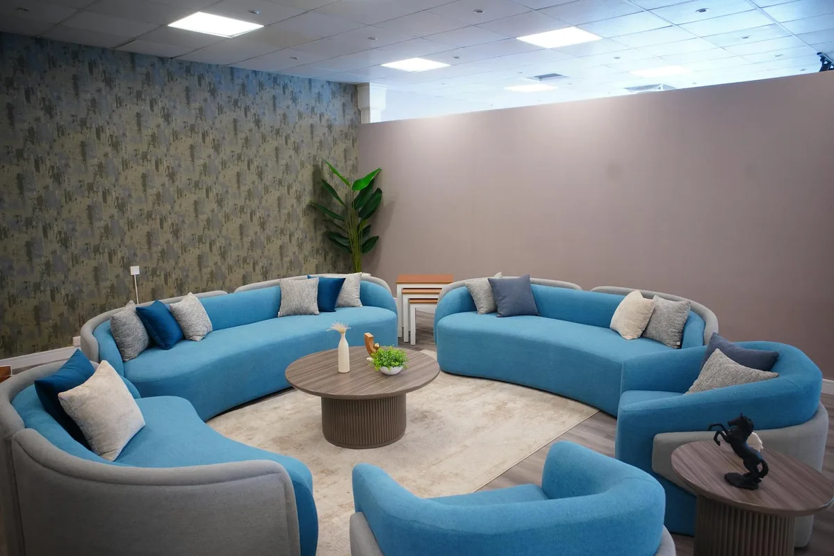 Elegantes Modernes Wohnzimmer mit stilvollen blauen Sofas und gemütlicher Dekoration