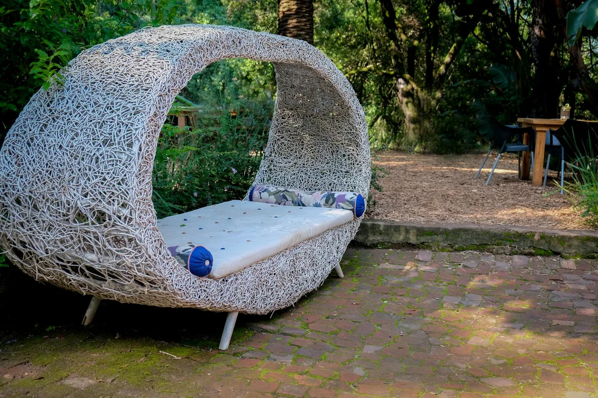 花园藤编床，黑色主调配深橄榄绿，舒适坐垫营造神秘休闲感