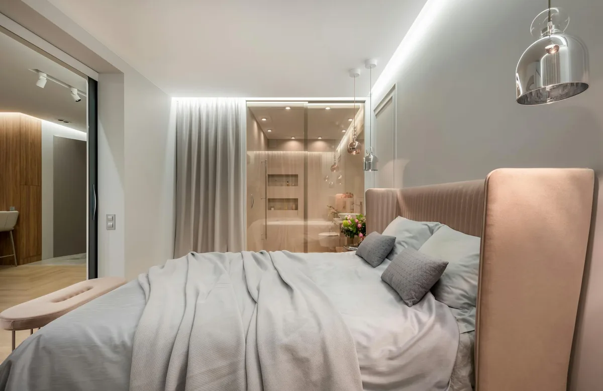 모던 침실 인테리어, 베개와 담요가 있는 침대, 램프, 푸프, 유리 벽 커튼