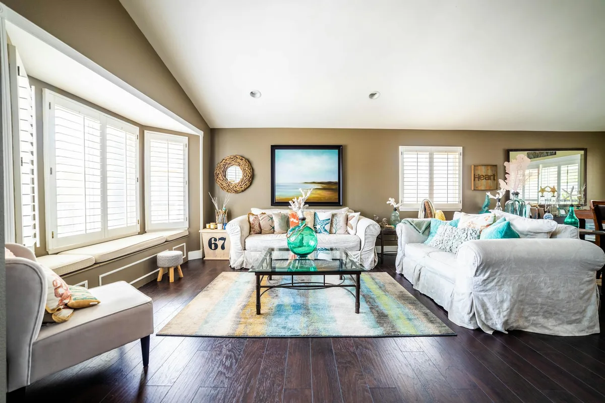 Soggiorno accogliente con divani bianchi e accenti decorativi