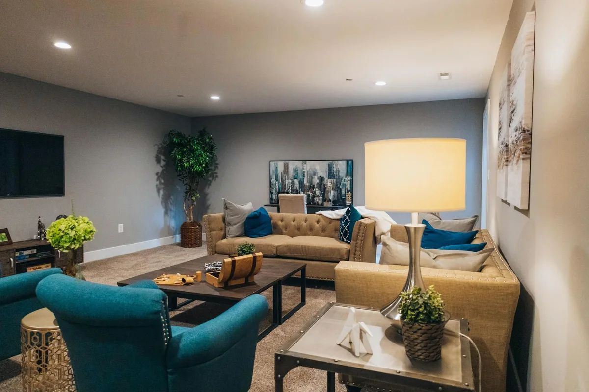 Salon luxueux avec mobilier contemporain et ambiance chaleureuse