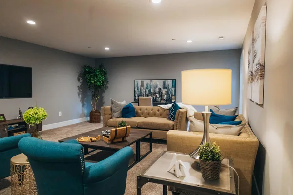 温かみのある雰囲気のモダン家具が配置された高級リビングルーム