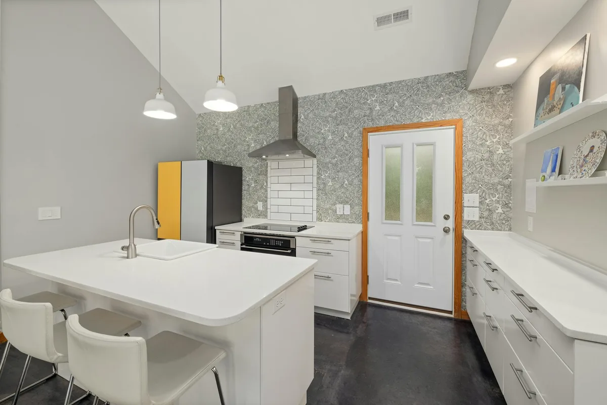 Минималистичная кухня с островом и современным декором