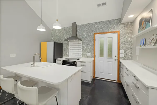 Cucina minimalista moderna con isola centrale e arredamento contemporaneo