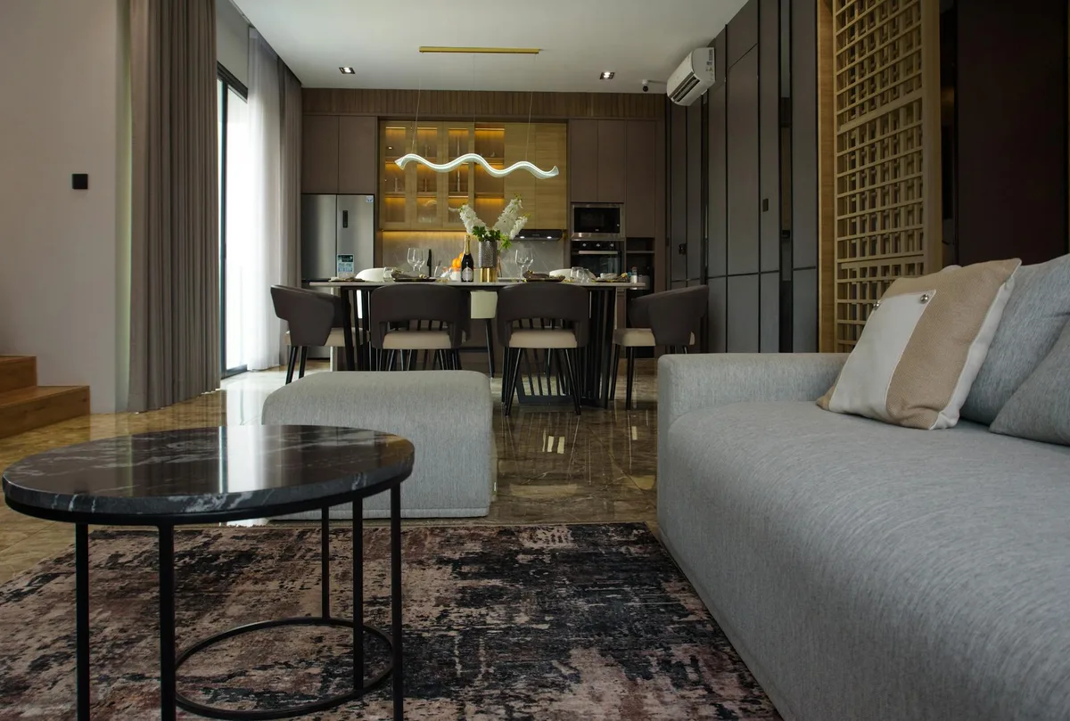 広々モダンダイニング：スタイリッシュ家具と装飾