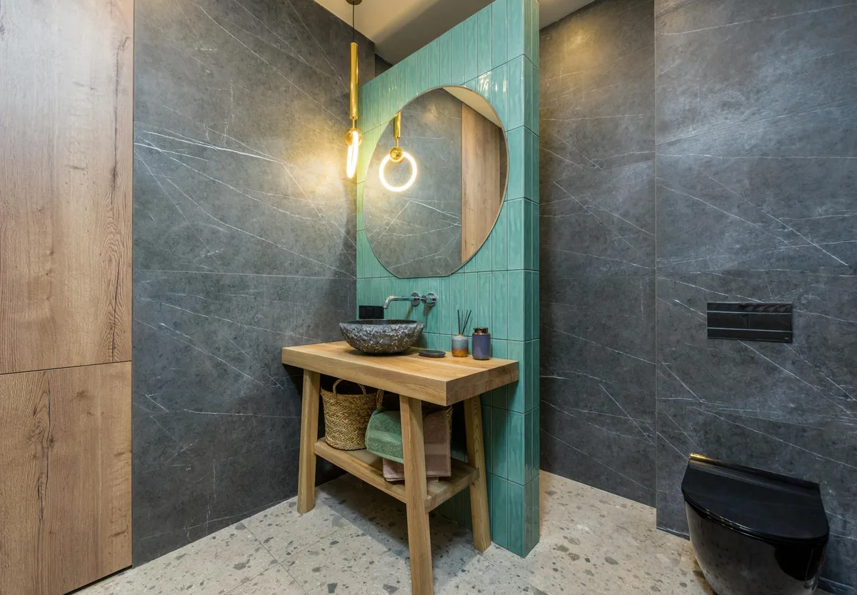 Bagno elegante con specchio unico e decorazioni raffinate