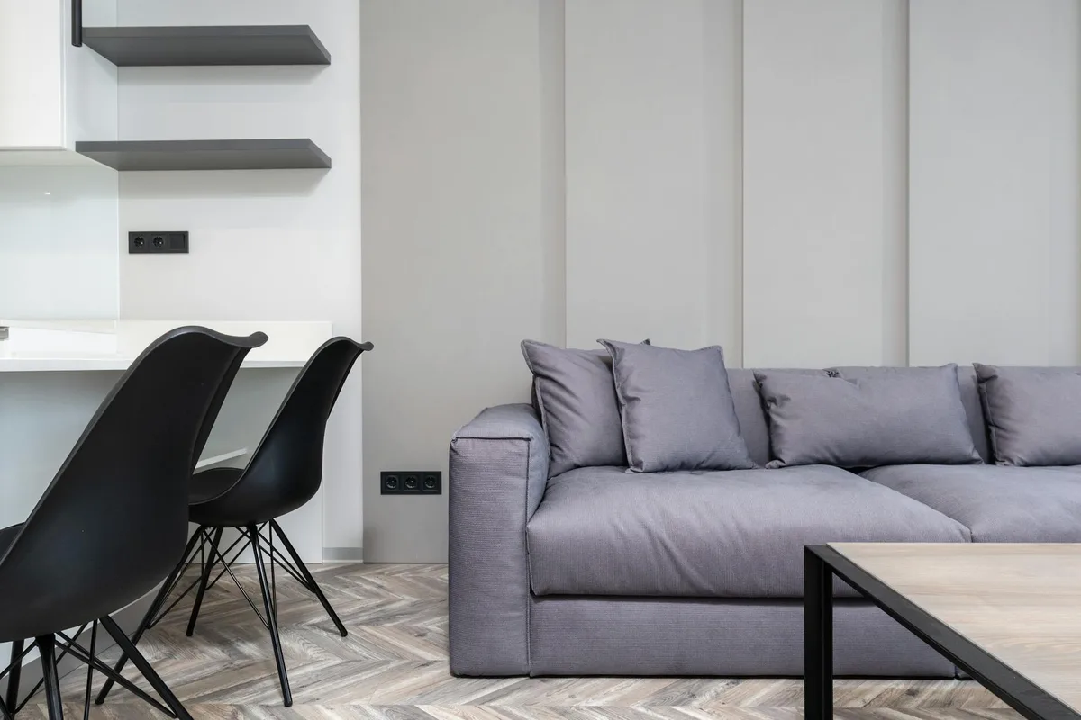 Salon moderne avec mobilier épuré et déco minimaliste