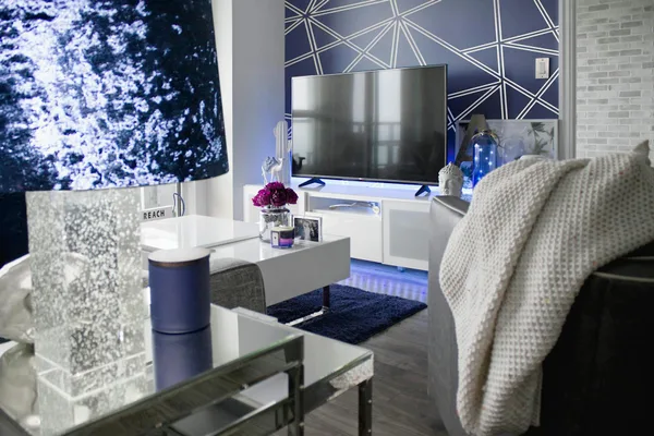 Stilvolles Toronto-Wohnzimmer mit geometrischer Tapete und zeitgenössischer Dekoration