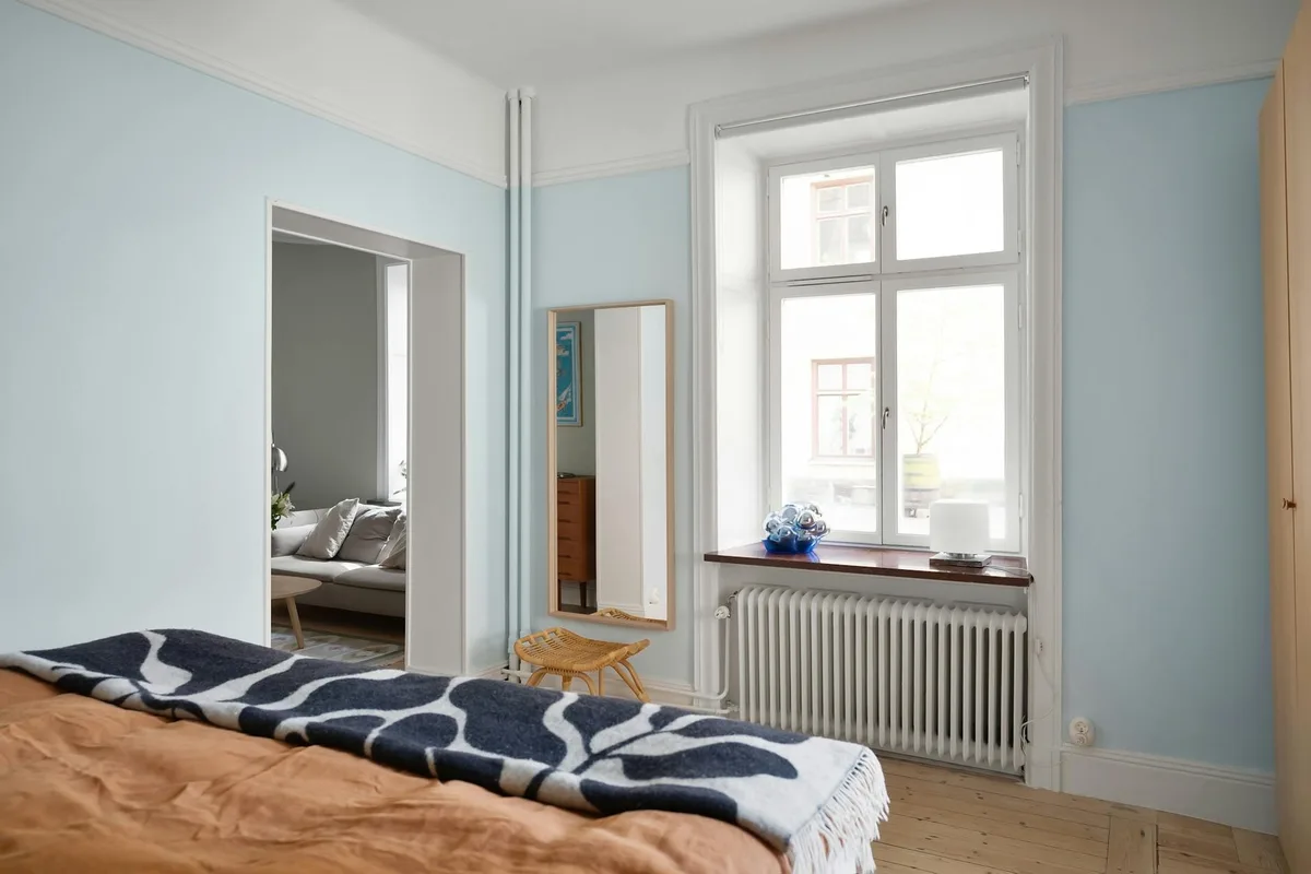 Ruhiges Schlafzimmer mit Pastelldekoration und viel natürlichem Licht
