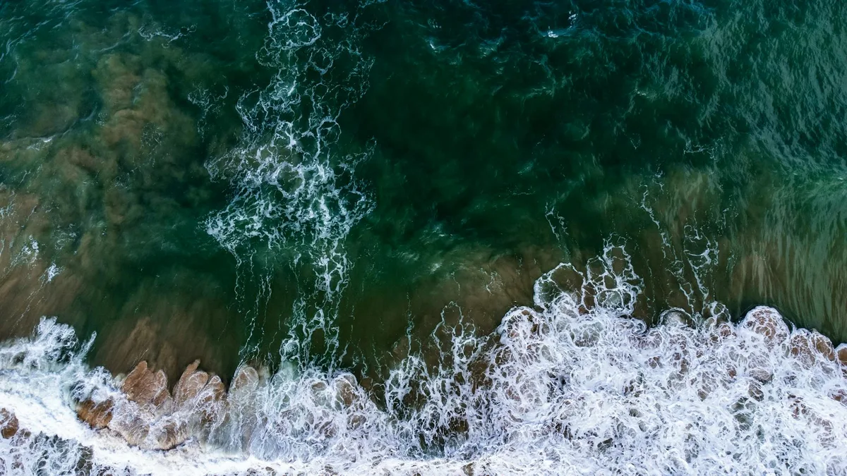 Luftaufnahme von Wellen an der Ahungalla-Küste in Sri Lanka