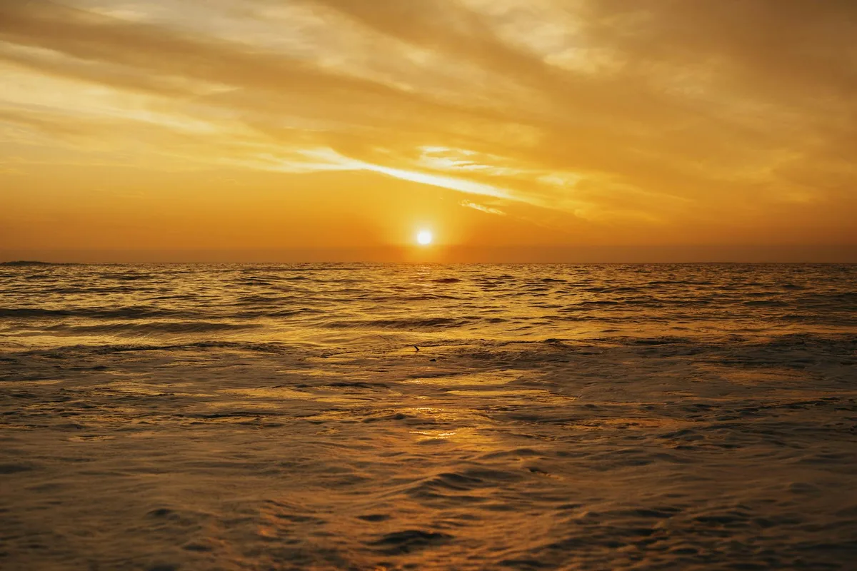 Goldener Sonnenuntergang über dem Ozean in Kapstadt, Südafrika