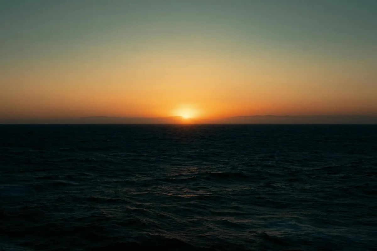 Atardecer sobre el océano con colores vivos y horizonte apacible