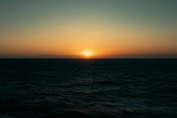 Tramonto mozzafiato sull'oceano con colori vividi e orizzonte sereno