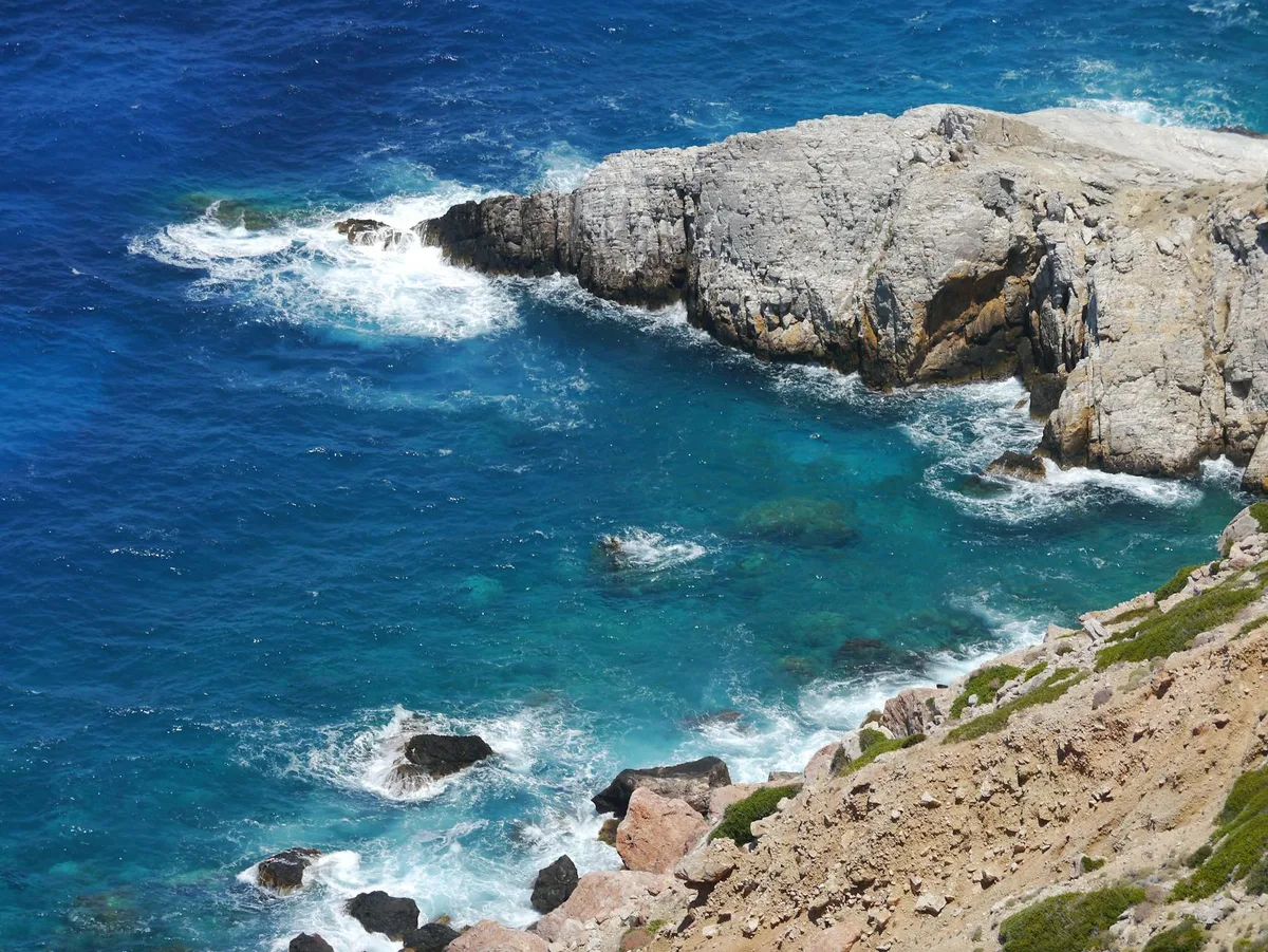 Atemberaubende raue Küste mit türkisblauem Wasser unter klarem blauen Himmel – Meerespanorama