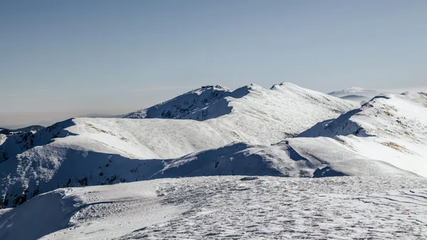 Vette innevate sotto un cielo azzurro e limpido