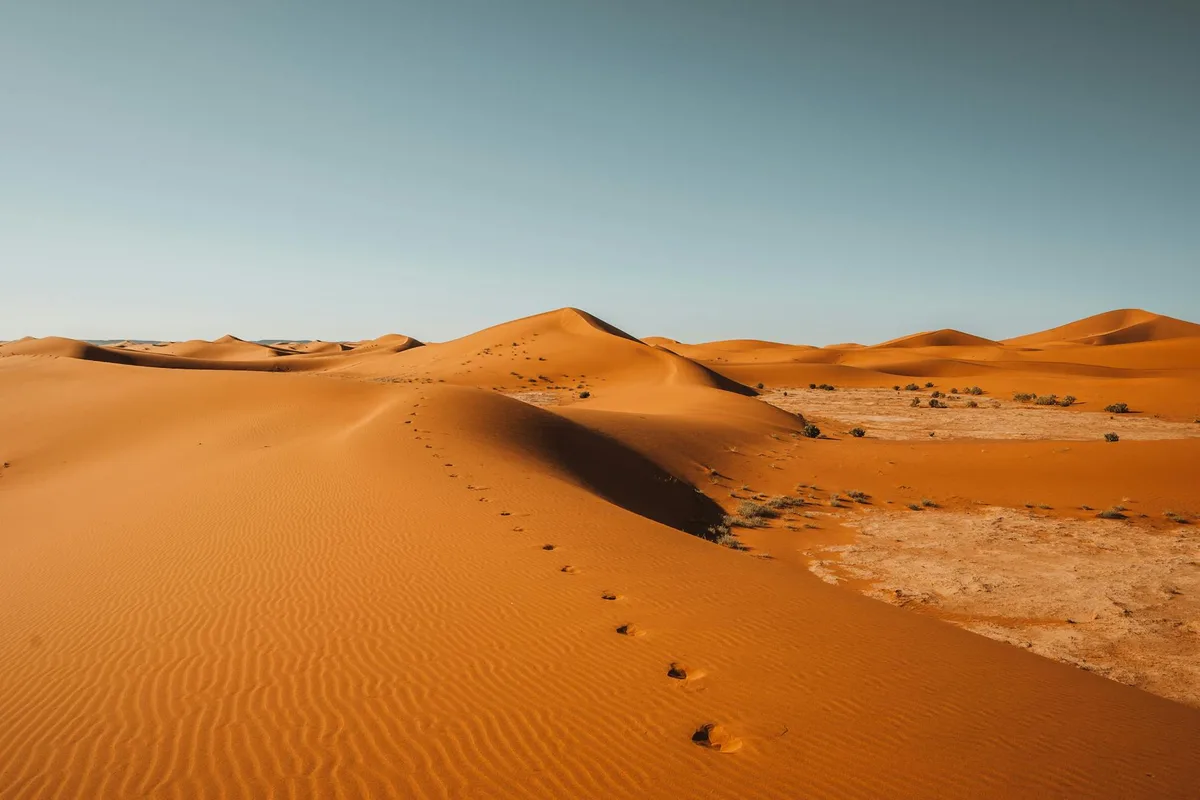 Atemberaubende Aussicht auf Sahara-Wüstendünen mit klarem Himmel in Marokko
