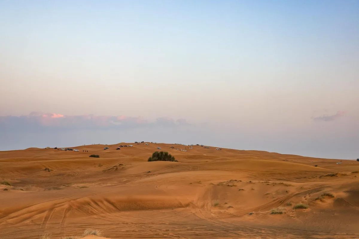 Vista scenica di un paesaggio desertico al tramonto con dune